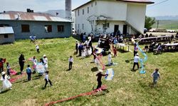 Köy çocuklarının hayali gerçek oldu, gökyüzü uçurtmalarla şenlendi