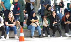 Öğrenciler sınfta ter döktü veliler dışarıda dua etti