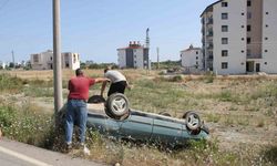 Serik’te otomobil şarampole yuvarlandı, sürücü ve 13 yaşındaki çocuğu yaralandı