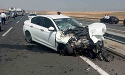 Ağrı’da otomobil traktöre çarptı: 2 yaralı