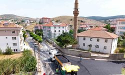 Akdağmadeni’nde cadde ve sokaklar sıcak asfalt ile yenileniyor