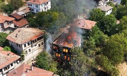 Alevlerin sardığı 150 yıllık tarihi konak dronla görüntülendi