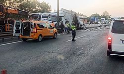 Anadolu otoyolunda tır bariyere girdi yol trafiğe kapandı