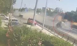 Bariyerlere saplanan otomobilin takla attığı feci kaza kamerada: 3 yaralı