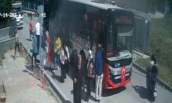 Belediye otobüsü alev aldı, yolcular panikle kaçıştı: O anlar kamerada