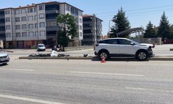 Beton mikseriyle temas eden araç refüje savruldu