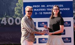 Bursa’da raketler Prof. Dr. Ayhan Kızıl için sallandı, şampiyonlar kupalarını aldı