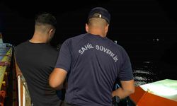 Gemide saklanarak yurt dışına kaçamak isteyen göçmenler kaptanın ihbarıyla yakalandı
