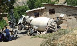 Hakkari’de beton mikseri ahırın üzerine yan yattı