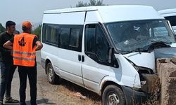 Hakkari’de minibüs duvara çarptı: 4 yaralı