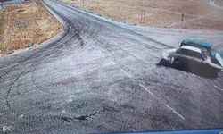 Kaza yapan otomobillerden biri alev aldı