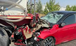 Otomobilin süt tankerine çarptığı kaza güvenlik kamerasında
