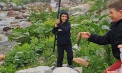 Rizeli miniklerin görülmeye değer ilk balık tutma mutluluğu