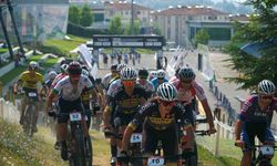 Sakarya’da nefes kesen şampiyona: Genç pedallar zirve için yarıştı