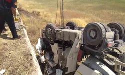 Şanlıurfa’da kum kamyonu şarampole devrildi: 2 yaralı