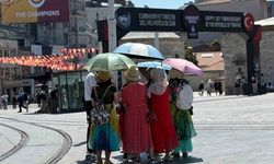Taksim’de sıcak hava bunalttı; kimisi şemsiyle gezdi, kimisi gölgelik alanda dinledi