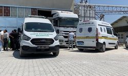 Tırdan boşaltılan yemlerin altında kalarak hayatını kaybetti