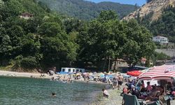 Vatandaşlar sıcak havada deniz keyfi yaşadı