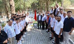 Yunusemre’nin U17’leri şampiyonluk kupasıyla Ferdi Zeyrek’in mezarına gitti