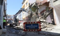 Akdeniz'de Metruk Yapı Yıkımları Sürüyor