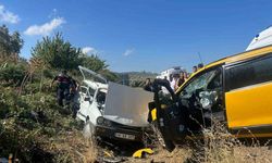 Balıkesir’de ticari taksi otomobille kafa kafaya çarpıştı: 4 yaralı
