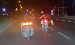 Bolu’da D-100’de motosikletin üstünde yatarak tehlikeli yolculuk yapan magandalar kamerada