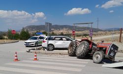 Burdur’da traktör ile otomobil çarpıştı: 1’i ağır 6 yaralı