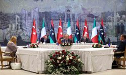 Cumhurbaşkanı Recep Tayyip Erdoğan, İtalya Başbakanı Meloni ve Libya Başbakanı Dibeybe’yi Dolmabahçe Çalışma Ofisi’nde kabul ediyor. Dolmabahçe’deki Türkiye-İtalya ve Libya zirvesi sürüyor.