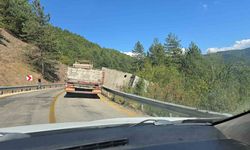Devrilen beton bloğu kaldırma çalışmalarında uzun araç kuyrukları oluştu