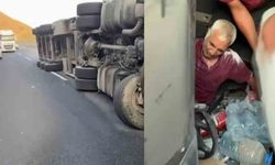 Devrilen tırda sıkışan sürücü vatandaşlar tarafından kurtarıldı