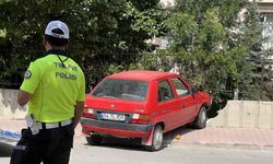 Dur ihtarına uymadı önce polise ardından duvara çarptı