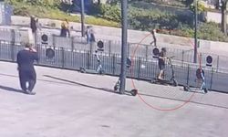 Fatih’te scooter’la gelip demirlere bağlı başka bir scooter’ı çalan çocuk kamerada