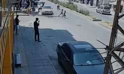 Feci kaza kamerada: Motosikletlinin çarptığı 2 çocuktan biri öldü
