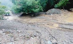 Feke’de sağanak sonrası dereler taştı, yollar kapandı