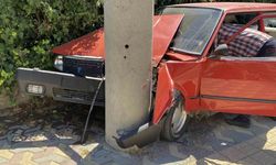 Fiat Tofaş otomobil önce araca, ardında beton direğe çarptı: 1 yaralı
