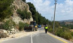 Gördes’te toprak kayması sonucu trafiğe kapatılan yol ulaşıma açıldı