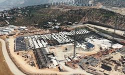 İskenderun’da sismik izolatör sistemli 600 yataklı devlet hastanenin inşası hızla sürüyor