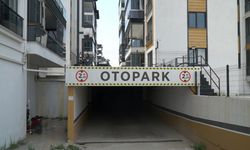 Isparta’da sitenin otoparkındaki araçlara zarar veren kişi güvenlik kamerasında