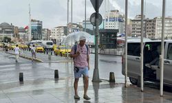 İstanbul’da yağmur etkili oldu: Taksim Meydanı ve çevresinde bazı vatandaşlar şemsiye açtı
