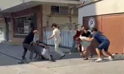 Kavga ettikleri şahsı taşla bayılttılar... Sokak ortasındaki kavga kamerada
