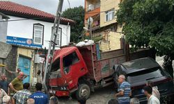 Kontrolden çıkan kamyon park halindeki araç ile elektrik direğine çarparak durabildi