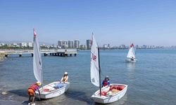 Mersin’de gençler ücretsiz kurslarla yelken sporu öğreniyor