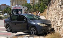 Otomobil duvara çarptı: 1 yaralı