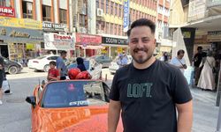 Otomobili görenler imza atmadan geçmiyor