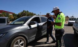 Polis hem sıcakla mücadele ediyor hem kentin huzurunu sağlıyor