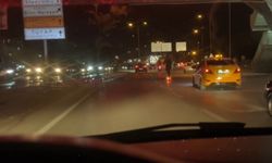 Scooterla 80-90 kilometre hızla seyrederek araçları solladı