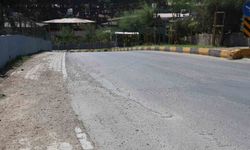 Seyir halindeki mikserin yola beton döktüğü anlar kamerada