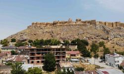 Tarihi Bayburt Kalesi’nin önünde yükselen binaya sert tepki: "Bayburt’ta imar terörü var"