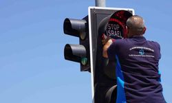 Trafik ışıklarına yerleştirilen "Free Gaza" ve "Stop Israel" mesajlarıyla zulme dikkat çekildi