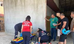 Traktörle çarpışıp römorkun altında kalan motosikletin sürücüsü ölümden döndü